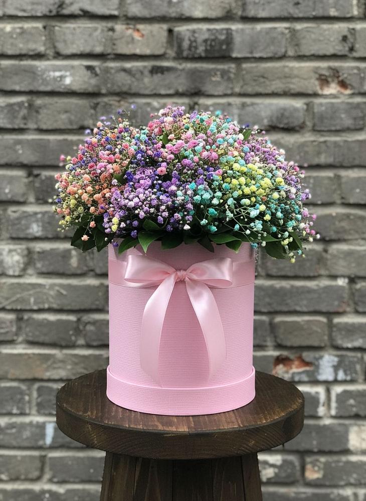 Цветочная композиция из Гипсофила и Розы в шляпной коробке в Красном-на-Волге