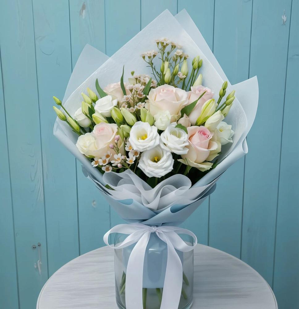 Букет цветов из: Розы и Лизиантусы в Красном-на-Волге