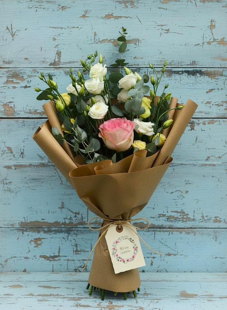 Букет цветов из: Розы и Лизиантусы в Красном-на-Волге