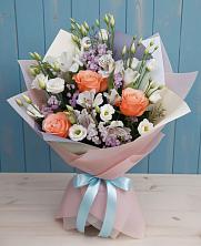 Букет цветов из:  Лизиантусы, Розы, Альстромерии и Гипсофила в Красном-на-Волге
