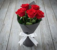 Букет 5 Красных роз Эдлесс Лав в Красном-на-Волге