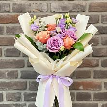 Букет цветов из:  Лизиантусы и Розы в Красном-на-Волге