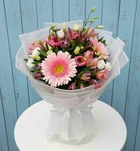 Букет цветов из:  Герберы, Альстромерии и Лизиантусы в Красном-на-Волге