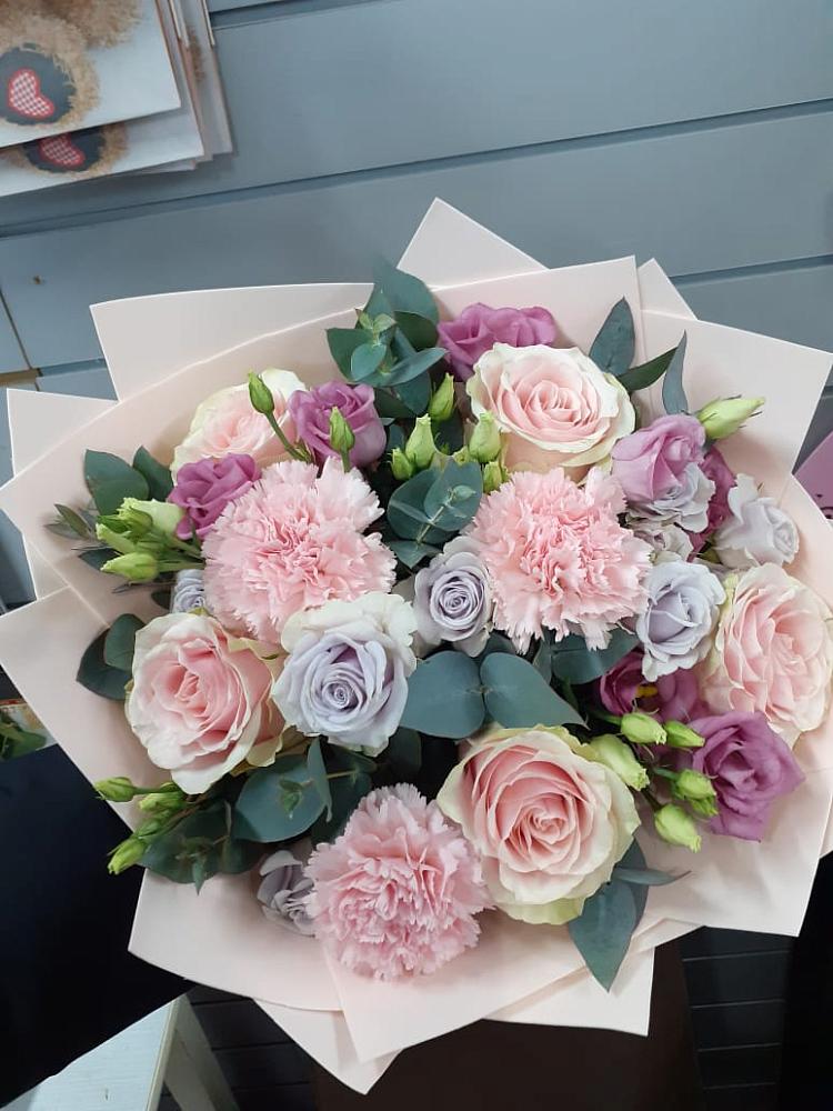 Букет цветов из: Розы, Гвоздики и Лизиантусы в Красном-на-Волге