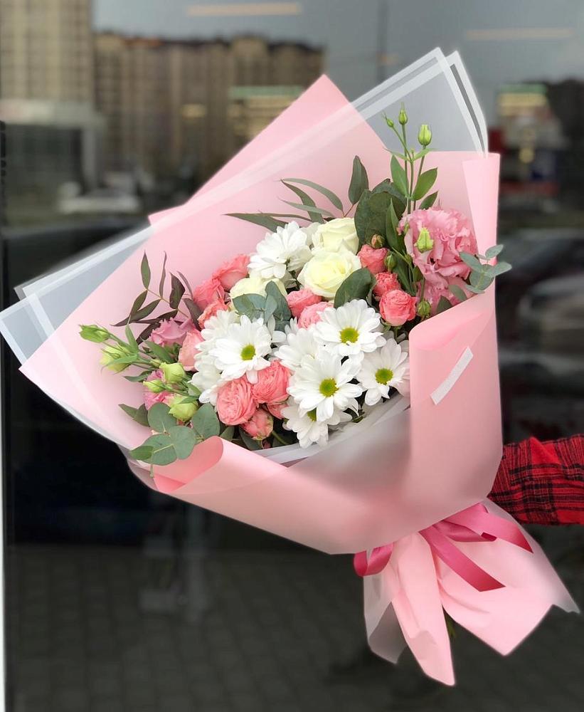 Букет нежный в Красном-на-Волге Букет цветов из: Розы, Лизиантусы и Хризантемы в Красном-на-Волге