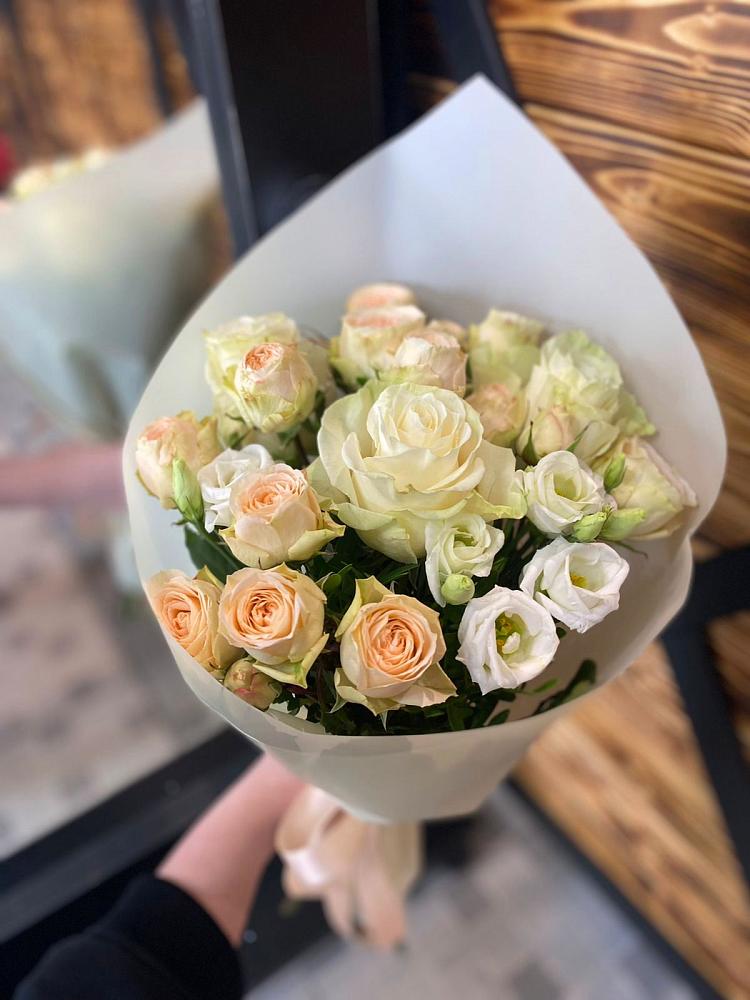 Букет цветов из: Розы и Лизиантусы в Красном-на-Волге